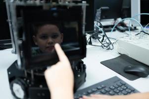 jovenes utilizando el mano robot tecnología son teniendo divertido aprendizaje el electrónico circuito tablero y mano robot controlador de robot tecnología, cuales es uno de el vástago cursos foto