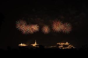 fuegos artificiales encima el montaña con el antiguo real palacio conocido como phra nakhon khiri, tailandia, foto