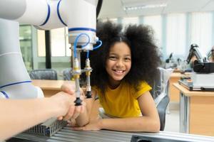 niños utilizando el mano robot tecnología, estudiantes son estudiando tecnología, cuales es uno de el vástago cursos foto