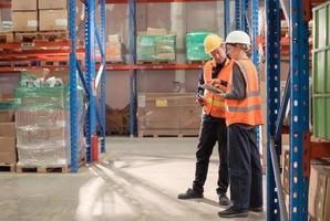 The Manager delivers the report to the foreman and jointly inspects the goods that need to be brought into the central warehouse. Before sending to each regional distribution center. photo