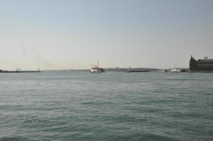 buque de vapor transportar Puerto y mar antecedentes y paisaje foto