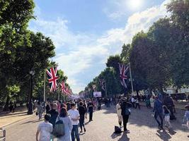 Londres en el Reino Unido en junio 2022. personas celebrando el platino aniversario en Londres foto