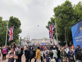 Londres en el Reino Unido en junio 2022. personas celebrando el platino aniversario en Londres foto