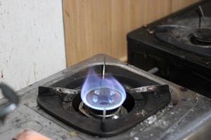 foto de gas estufa Encendiendo azul fuego