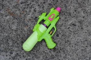 foto de el verde juguete pistola en el suelo