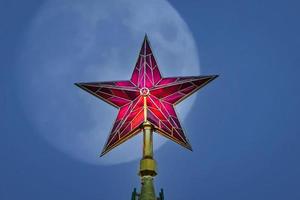 rojo kremlin estrella a noche, lleno Luna en antecedentes foto