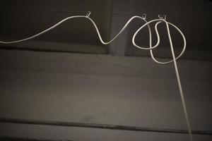 cable colgando desde techo. cable colgando en habitación. eléctrico cable fijo en aire. foto