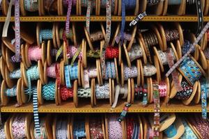 Muestras de telas y telas de diferentes colores encontradas en un mercado de telas en Alemania foto