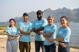 diversidad voluntario participación mano en playa. proteccion de ambiente y naturaleza, ecología concepto. foto