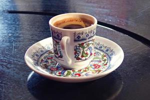 sabroso caliente original turco café servido en un pequeño encantador taza foto