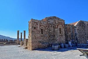 antiguo antiguo Roca restos en un caliente verano día en el griego isla de Rodas en lindos foto