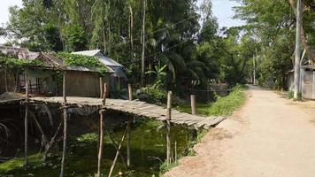 bangladesh janvier 21, 2022 traversée routes fabriqué de en bois planches plus de étroit canaux suivant à saleté routes à munshiganj, dacca. video