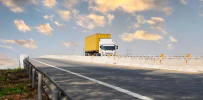 camión en autopista la carretera con amarillo envase, transporte concepto.,importación,exportación logístico industrial transportar tierra transporte en el Autopista foto