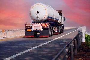 gas camión en autopista la carretera con tanque petróleo envase, transporte concepto.,importación,exportación logístico industrial transportar tierra transporte en el asfalto Autopista foto