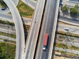 aéreo ver de carga camión en autopista la carretera con rojo envase, transporte concepto.,importación,exportación logístico industrial transportar tierra transporte en el asfalto Autopista foto