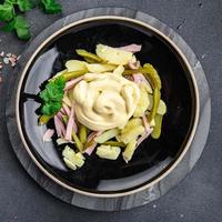 Fresco patata ensalada, pepinillo, embutido, mayonesa Listo a comer comida comida bocadillo en el mesa Copiar espacio comida antecedentes rústico parte superior ver foto