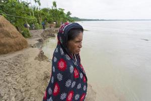 Bangladesh junio 27, 2015 antiguo mujer víctimas de masivo río erosión, el agua de el kirtonkhola estaba fluido 5cm encima el peligro nivel de 2.55 metros a rasulpur, barisal distrito. foto