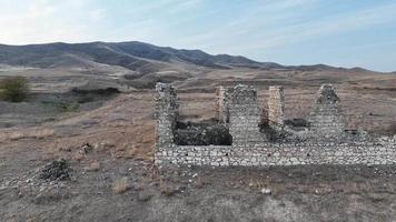 un destruido antiguo casa en el montañoso terreno video