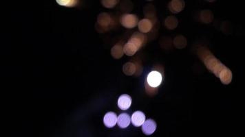 multi coloré feux d'artifice, transparent Contexte. Nouveau années veille feux d'artifice fête. brillant avec bokeh lumières dans nuit ciel. video