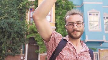 jovem homem é feliz e dançando. a jovem homem danças dentro a cultural espaço ele é visitando. video