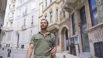 homme en marchant dans le retour des rues de le ville. Jeune homme en marchant sur le moderne rue. video