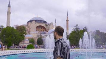 sultán ahmet hagia Sofía cuadrado. el joven hombre es caminando alrededor hagia Sofía en Estanbul. video