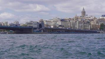 Peru istambul agitada mar e galata torre. Istambul eminonu quadrado. video