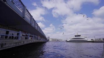 balsa cais Tempo lapso. Tempo lapso vídeo do a balsa porta dentro a mar do Istambul. video