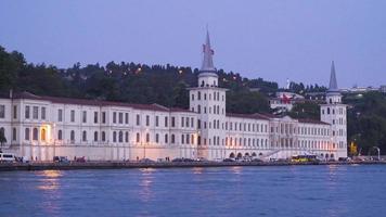 Turks vlag en historisch gebouw Istanbul stad. de historisch gebouw door de zee, de Turks vlag is zwaaien. video
