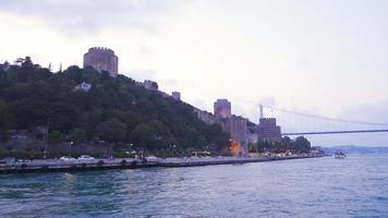 rumeli vesting en brug visie van de zee, Istanbul. visie van een historisch kasteel en de zee in Istanbul. video