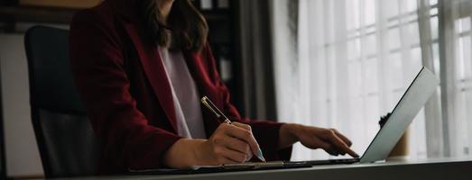 los analistas financieros analizan los informes financieros de negocios en un proyecto de inversión de planificación de tabletas digitales durante una discusión en una reunión de empresas que muestran los resultados de su exitoso trabajo en equipo. foto