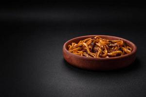 delicioso tallarines o udon con hongos, sal, especias y hierbas foto