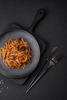 delicioso tallarines o udon con hongos, sal, especias y hierbas foto
