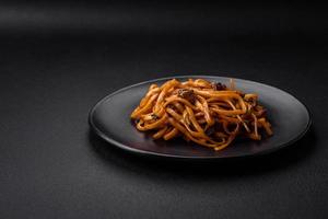 delicioso tallarines o udon con hongos, sal, especias y hierbas foto