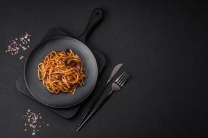 delicioso tallarines o udon con hongos, sal, especias y hierbas foto