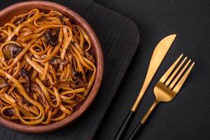 delicioso tallarines o udon con hongos, sal, especias y hierbas foto