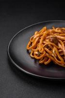 delicioso tallarines o udon con hongos, sal, especias y hierbas foto
