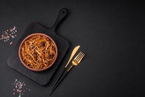 delicioso tallarines o udon con hongos, sal, especias y hierbas foto