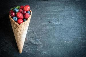 jugoso frutas en el hielo crema cono foto