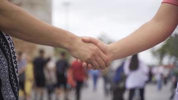 Shake Hände. zittern Hände auf das Straße, verhandeln, Gruß, versöhnen, treffen, reden. video