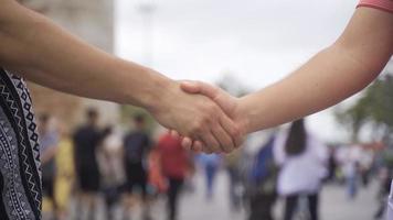 mexe mãos. tremendo mãos em a rua, negociando, saudações, reconciliando, reunião, conversando. video