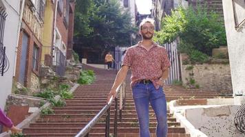 jong Mens wandelen Aan historisch straat. de jong Mens aflopend de trap is wandelen Aan de straat waar historisch monumenten zijn gelegen. video