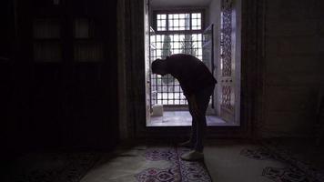 Adoración en el mezquita. musulmán hombre Orando en mezquita. video