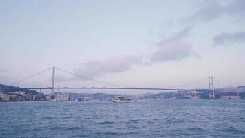 marinho e ponte tráfego. Istambul cidade do peru. Visão do a bósforo a partir de a mar. veículos cruzando a ponte e navio tráfego às mar. video