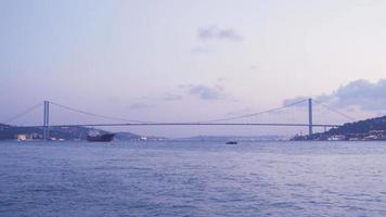 Estanbul bósforo y puente ver desde el mar. Estanbul bósforo puente y el Embarcacion paso debajo él, general vista. video