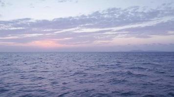 mare. paesaggio marino nel il Immagine prese a partire dal il nave. video