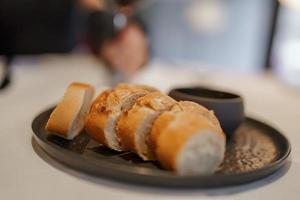 un pan rebanadas con cuenco servido en plato en comida mesa a lujo restaurante foto