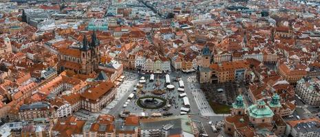 panorámico aéreo ver de antiguo pueblo cuadrado en Praga en un hermosa verano día, checo república. foto