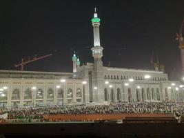 la meca, saudi arabia, abril 2023 - un hermosa ver de peregrinos, alto edificios y luces a noche en el exterior la carretera en masjid al haram, la meca. foto