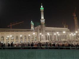 la meca, saudi arabia, abril 2023 - un hermosa ver de peregrinos, alto edificios y luces a noche en el exterior la carretera en masjid al haram, la meca. foto